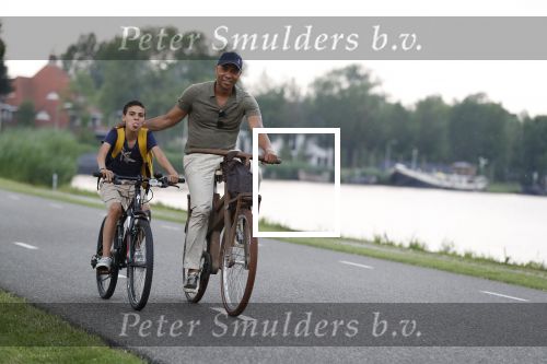 Amsterdam 29 mei 2018
Humberto Tan en zijn zoon Benjamin eten ijsje en fietsen daarna naar huis.