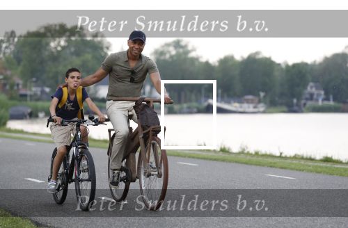 Amsterdam 29 mei 2018
Humberto Tan en zijn zoon Benjamin eten ijsje en fietsen daarna naar huis.