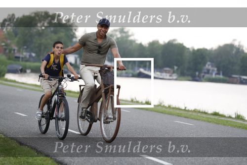 Amsterdam 29 mei 2018
Humberto Tan en zijn zoon Benjamin eten ijsje en fietsen daarna naar huis.
