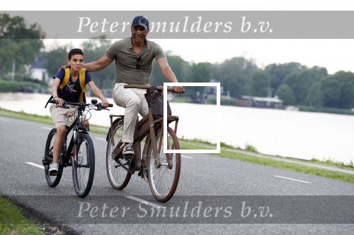 Amsterdam 29 mei 2018
Humberto Tan en zijn zoon Benjamin eten ijsje en fietsen daarna naar huis.