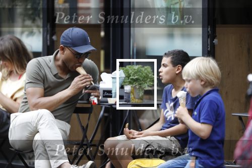 Amsterdam 29 mei 2018
Humberto Tan en zijn zoon Benjamin eten ijsje en fietsen daarna naar huis.