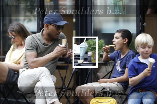 Amsterdam 29 mei 2018
Humberto Tan en zijn zoon Benjamin eten ijsje en fietsen daarna naar huis.