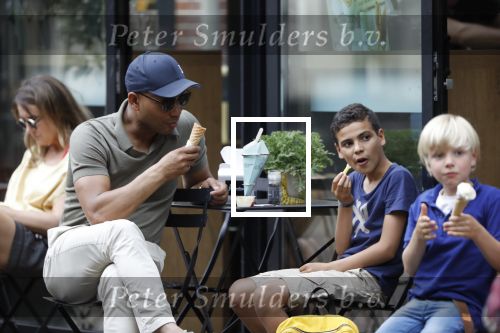 Amsterdam 29 mei 2018
Humberto Tan en zijn zoon Benjamin eten ijsje en fietsen daarna naar huis.