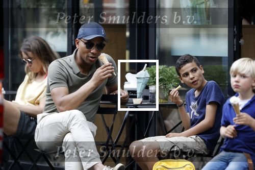 Amsterdam 29 mei 2018
Humberto Tan en zijn zoon Benjamin eten ijsje en fietsen daarna naar huis.