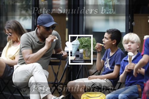 Amsterdam 29 mei 2018
Humberto Tan en zijn zoon Benjamin eten ijsje en fietsen daarna naar huis.