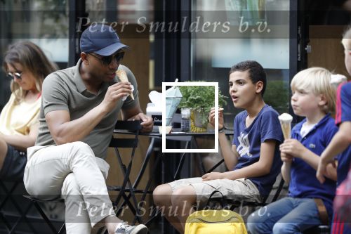 Amsterdam 29 mei 2018
Humberto Tan en zijn zoon Benjamin eten ijsje en fietsen daarna naar huis.