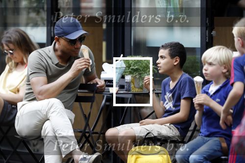 Amsterdam 29 mei 2018
Humberto Tan en zijn zoon Benjamin eten ijsje en fietsen daarna naar huis.