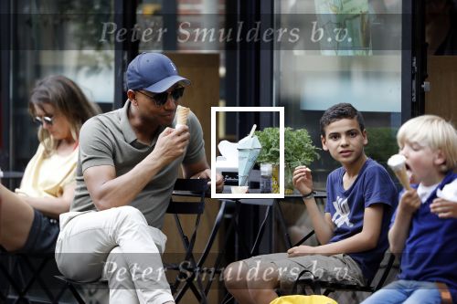 Amsterdam 29 mei 2018
Humberto Tan en zijn zoon Benjamin eten ijsje en fietsen daarna naar huis.