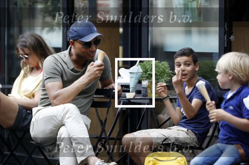Amsterdam 29 mei 2018
Humberto Tan en zijn zoon Benjamin eten ijsje en fietsen daarna naar huis.