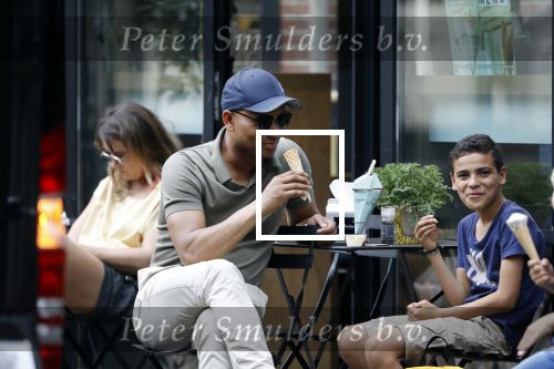 Amsterdam 29 mei 2018
Humberto Tan en zijn zoon Benjamin eten ijsje en fietsen daarna naar huis.