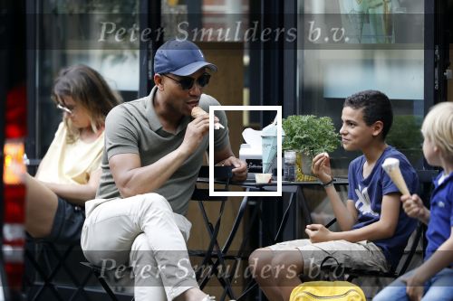 Amsterdam 29 mei 2018
Humberto Tan en zijn zoon Benjamin eten ijsje en fietsen daarna naar huis.