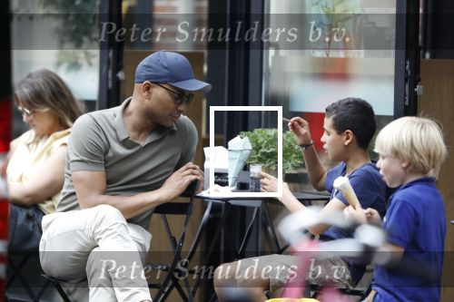 Amsterdam 29 mei 2018
Humberto Tan en zijn zoon Benjamin eten ijsje en fietsen daarna naar huis.