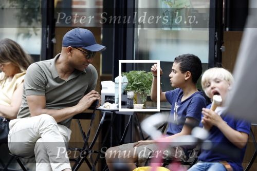 Amsterdam 29 mei 2018
Humberto Tan en zijn zoon Benjamin eten ijsje en fietsen daarna naar huis.