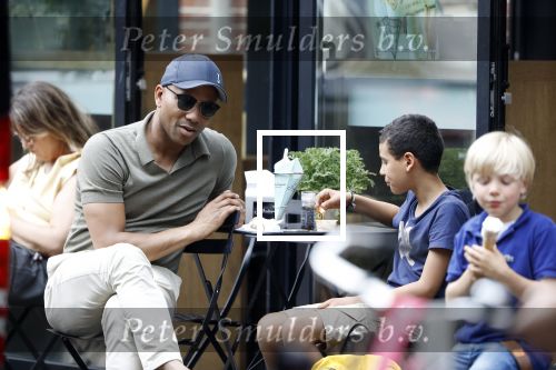 Amsterdam 29 mei 2018
Humberto Tan en zijn zoon Benjamin eten ijsje en fietsen daarna naar huis.