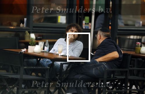 Amsterdam 31 mei 2018
Javier Guzman op terras met â€¦..