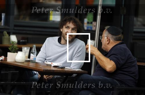 Amsterdam 31 mei 2018
Javier Guzman op terras met â€¦..