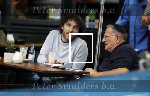 Amsterdam 31 mei 2018
Javier Guzman op terras met â€¦..