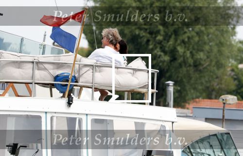Amsterdam / Loosdrecht 12 mei 2018
Jeroen Pauw en zijn vriendin Zoe doen boodschappen in Amsterdam waarna ze naar hun boot in Loosdrecht rijden.