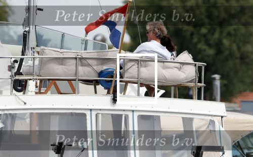 Amsterdam / Loosdrecht 12 mei 2018
Jeroen Pauw en zijn vriendin Zoe doen boodschappen in Amsterdam waarna ze naar hun boot in Loosdrecht rijden.
