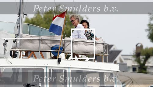 Amsterdam / Loosdrecht 12 mei 2018
Jeroen Pauw en zijn vriendin Zoe doen boodschappen in Amsterdam waarna ze naar hun boot in Loosdrecht rijden.