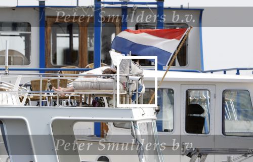 Amsterdam / Loosdrecht 12 mei 2018
Jeroen Pauw en zijn vriendin Zoe doen boodschappen in Amsterdam waarna ze naar hun boot in Loosdrecht rijden.
