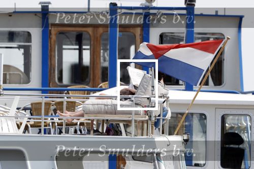 Amsterdam / Loosdrecht 12 mei 2018
Jeroen Pauw en zijn vriendin Zoe doen boodschappen in Amsterdam waarna ze naar hun boot in Loosdrecht rijden.