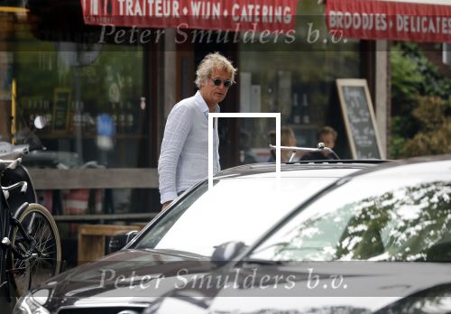 Amsterdam / Loosdrecht 12 mei 2018
Jeroen Pauw en zijn vriendin Zoe doen boodschappen in Amsterdam waarna ze naar hun boot in Loosdrecht rijden.