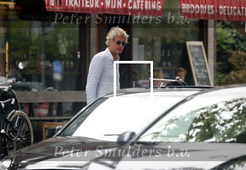 Amsterdam / Loosdrecht 12 mei 2018
Jeroen Pauw en zijn vriendin Zoe doen boodschappen in Amsterdam waarna ze naar hun boot in Loosdrecht rijden.