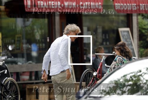 Amsterdam / Loosdrecht 12 mei 2018
Jeroen Pauw en zijn vriendin Zoe doen boodschappen in Amsterdam waarna ze naar hun boot in Loosdrecht rijden.