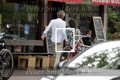 Amsterdam / Loosdrecht 12 mei 2018
Jeroen Pauw en zijn vriendin Zoe doen boodschappen in Amsterdam waarna ze naar hun boot in Loosdrecht rijden.
