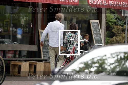 Amsterdam / Loosdrecht 12 mei 2018
Jeroen Pauw en zijn vriendin Zoe doen boodschappen in Amsterdam waarna ze naar hun boot in Loosdrecht rijden.