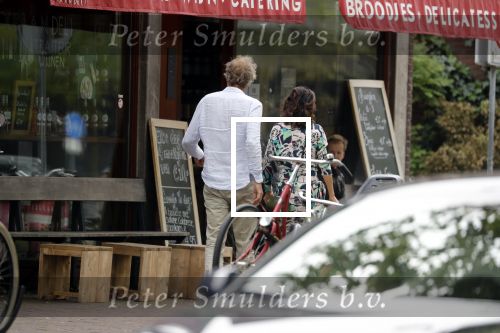 Amsterdam / Loosdrecht 12 mei 2018
Jeroen Pauw en zijn vriendin Zoe doen boodschappen in Amsterdam waarna ze naar hun boot in Loosdrecht rijden.