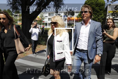 Amsterdam 28 mei 2018
Rechtszaak Patricia Paay tegen Geen Stijl en Eendevanger. Patricia kwam met haar man Robbert Hinfelaar naar de rechtbank in Amsterdam. Johan Vlemmix was ook aanwezig.