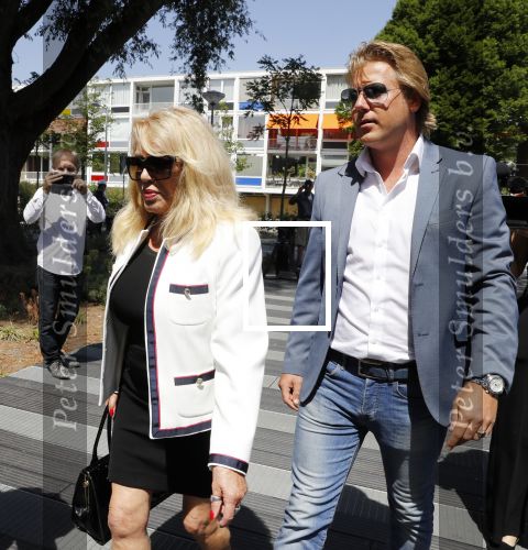 Amsterdam 28 mei 2018
Rechtszaak Patricia Paay tegen Geen Stijl en Eendevanger. Patricia kwam met haar man Robbert Hinfelaar naar de rechtbank in Amsterdam. Johan Vlemmix was ook aanwezig.