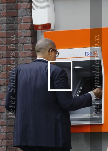 Amsterdam 28 mei 2018
John Leerdam pint geld op de beethovenstraat.