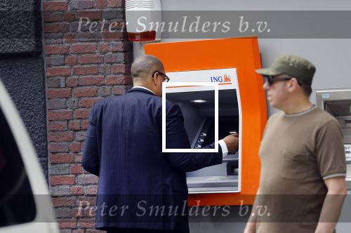 Amsterdam 28 mei 2018
John Leerdam pint geld op de beethovenstraat.