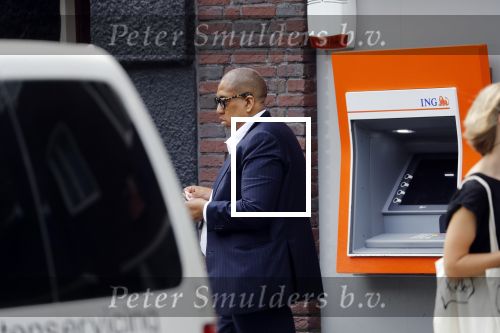 Amsterdam 28 mei 2018
John Leerdam pint geld op de beethovenstraat.