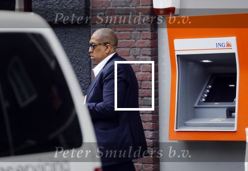 Amsterdam 28 mei 2018
John Leerdam pint geld op de beethovenstraat.