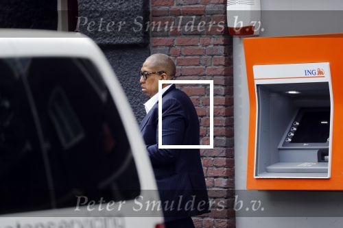 Amsterdam 28 mei 2018
John Leerdam pint geld op de beethovenstraat.