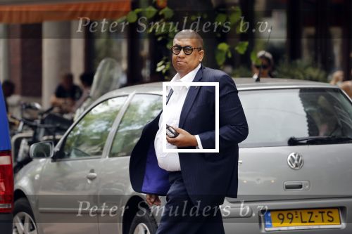 Amsterdam 28 mei 2018
John Leerdam pint geld op de beethovenstraat.