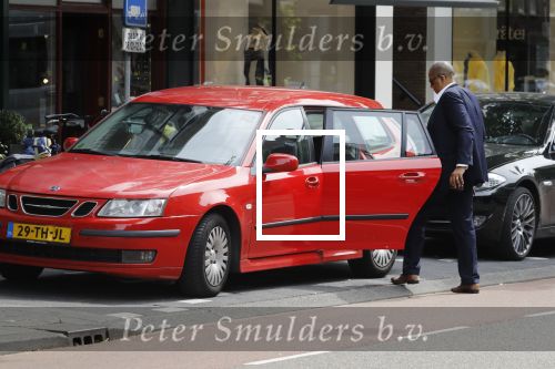 Amsterdam 28 mei 2018
John Leerdam pint geld op de beethovenstraat.