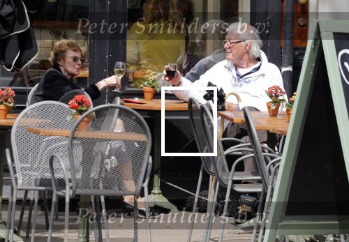 Amsterdam 5 juni 2018
John v d Rest mnet (een) vriendin op terras.