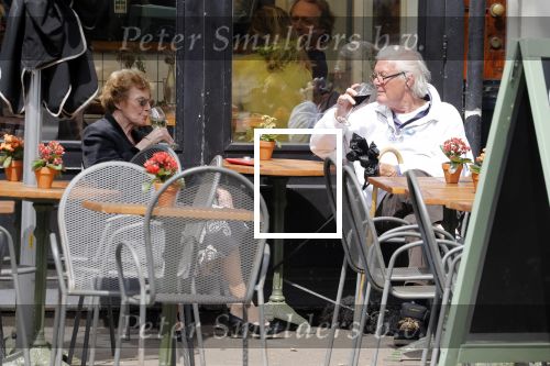 Amsterdam 5 juni 2018
John v d Rest mnet (een) vriendin op terras.