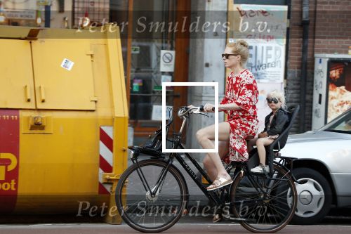 Amsterdam 7 mei 2018
Jolanda v d Berg met dochter op de fiets