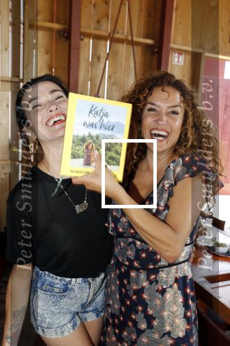 Amsterdam 31 mei 2018
Boekpresentatie Katja Schuurman â€œKatja was Hierâ€ Katja met zus Birgit