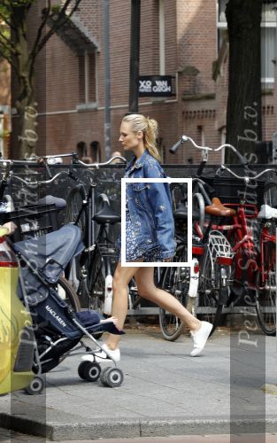 Amsterdam 25 mei 2018
Kimberley Klaver wandelend op straat