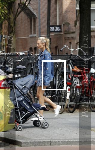 Amsterdam 25 mei 2018
Kimberley Klaver wandelend op straat