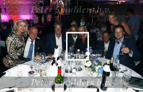 Utrecht 2 juni 2018
Gala van Wesley Sneijder in Hoptel v d Valk. Wesley kreeg een belangrijke onderscheiding van de gemeente Utrecht buit bhanden van Burgemeester Jan v Zanen. Yolanthe Sneijder Cabau v Kasbergen feliciteerde hem. Lesley de Ruijter met oa Louis Cirkel