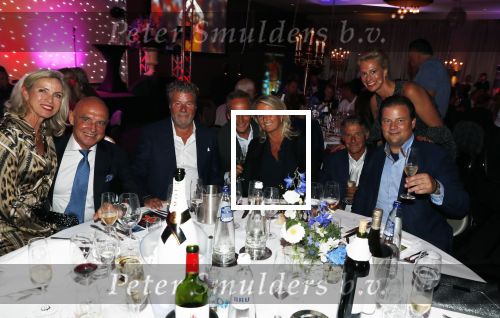 Utrecht 2 juni 2018
Gala van Wesley Sneijder in Hoptel v d Valk. Wesley kreeg een belangrijke onderscheiding van de gemeente Utrecht buit bhanden van Burgemeester Jan v Zanen. Yolanthe Sneijder Cabau v Kasbergen feliciteerde hem. Lesley de Ruijter met oa Louis Cirkel