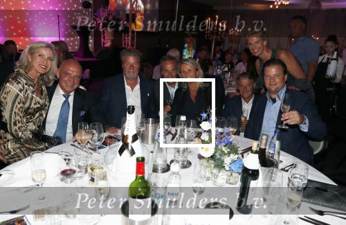 Utrecht 2 juni 2018
Gala van Wesley Sneijder in Hoptel v d Valk. Wesley kreeg een belangrijke onderscheiding van de gemeente Utrecht buit bhanden van Burgemeester Jan v Zanen. Yolanthe Sneijder Cabau v Kasbergen feliciteerde hem. Lesley de Ruijter met oa Louis Cirkel